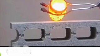 外国人打铁花 VS 中国人打铁花，没有对比就没有伤害