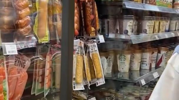 Cửa hàng tiện lợi Hàn Quốc cứ SALE 1  1 thế này thì phải làm sao phải
