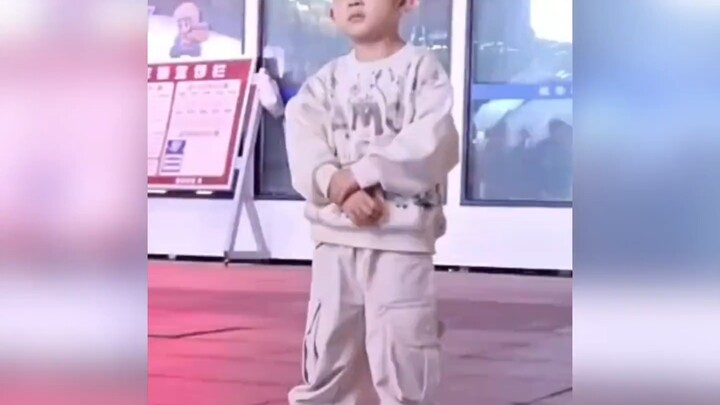 يبدو وكأنه غير مهتم تمامًا، لكنه في الحقيقة دقيق جدًا في توقيته، لاعب موهوب بالفطرة، خُلق من أجل الر