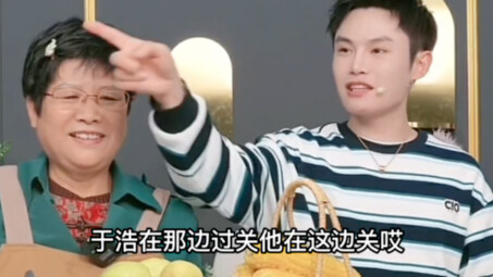 I'm dying laughing—Auntie is so cute, she's streaming while sitting, and I'm streaming while standin