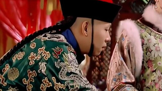 如懿这个主子跟嬛嬛相比太差了，三宝和小允子一开始都是普通的小太监，可是嬛嬛升了贵妃后，立刻给小允子也升级了，而不管如懿是妃，贵妃还是皇贵妃，三宝都是一样的装束