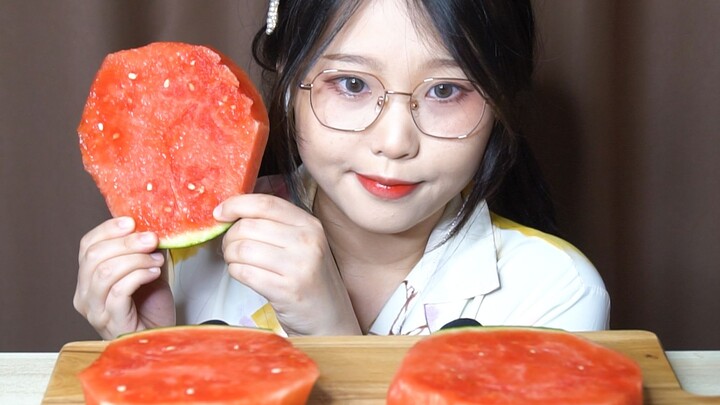 [Sleeping] Eat Super Large Pieces Of Watermelon!