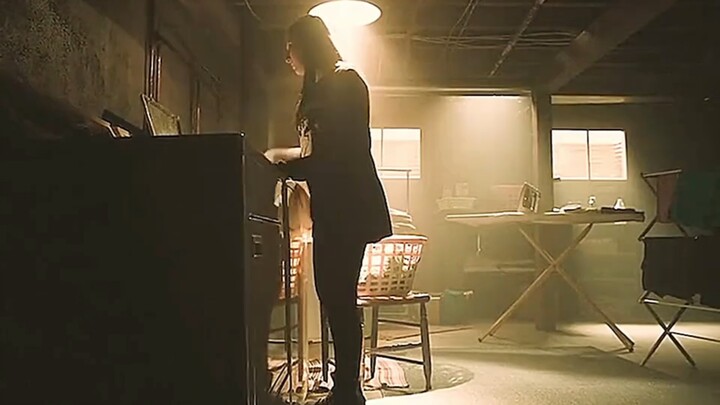 Seorang gadis terjebak dalam lingkaran waktu selama dua puluh tahun: setiap hari ia makan malam yang