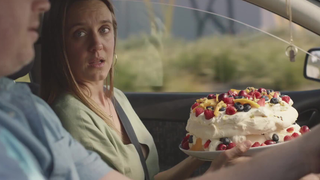 عندما يُوضع الكعك الهش في سيارة تسير بسرعة عالية...