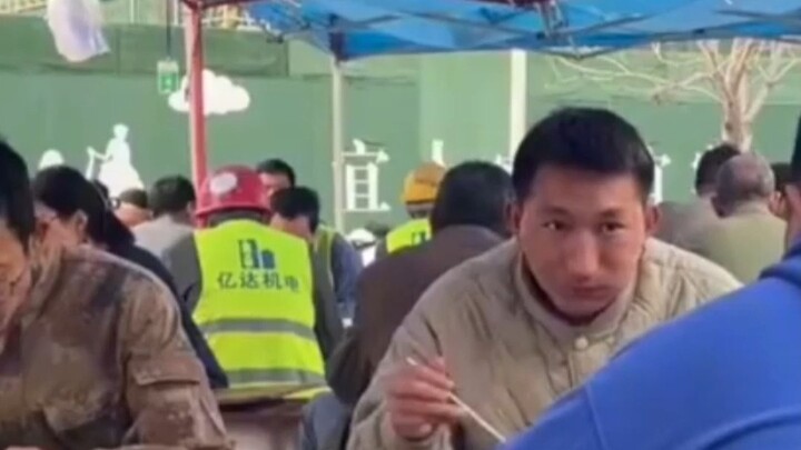 Hari ini berani makan di lokasi proyek, besok berani ubah tatanan di dunia kerja! #Anak2000 #Mahasis