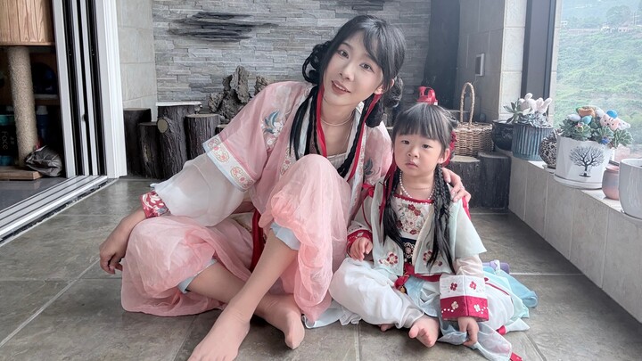 Bare feet is the joy of 2 years old~