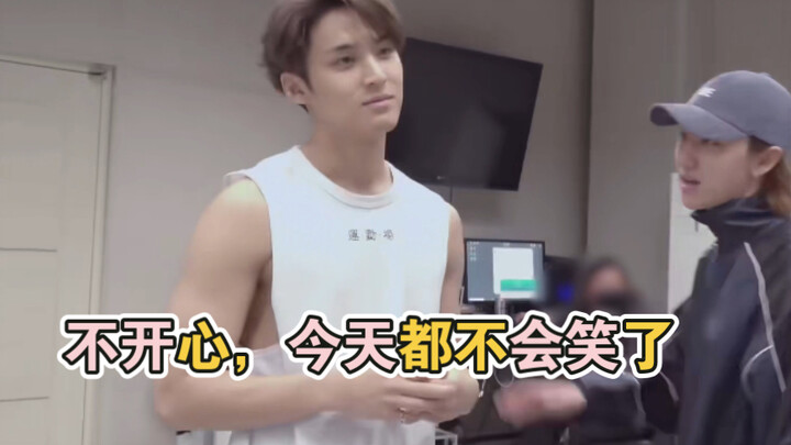 当事人：当跳起来的0.01秒时我就后悔了，以后上厕所不能一个人，要一起丢脸。【SEVENTEEN金珉奎】