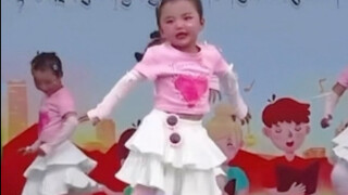 让你们看看什么叫天赋型选手！藏族跳舞天赋女孩丹增拉吉