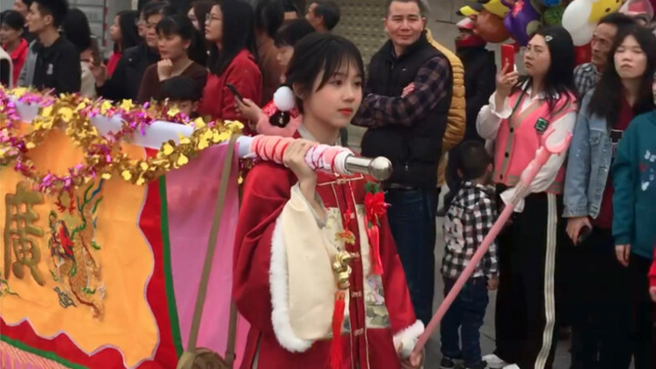 Pesta arak-arakan dewa di Chaoshan, gadis Chaoshan mengenakan hanfu sambil memikul bendera penanda, 