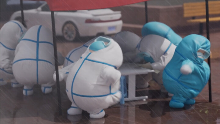 On April 25, a sudden storm hit Yiwu, and the white-clad worker desperately used his body to shield 