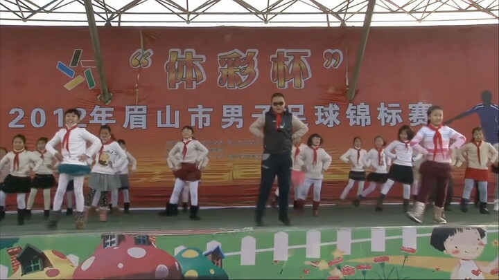 《江南style》 或许现在看起来有点抽象，但是在2012年的时候，这个歌正流行吧，已经算是比较潮的节目了！！！