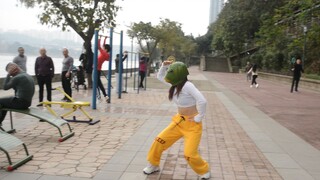 A strange man came to the fitness square and danced