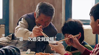 男孩被母亲抛弃被邻居领养，寄人篱下的他懂事的让人心疼
