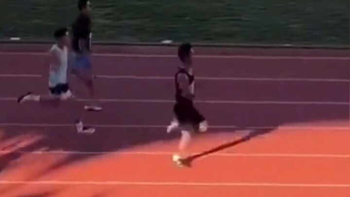 An athlete held back by the camera! At a track and field meet at a Yunnan university, the photograph