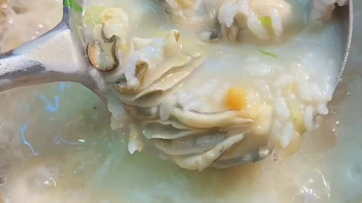 Uncle Yu is back with another clay-pot congee tutorial! Oyster congee—lovers’ favorite!