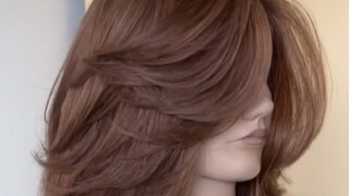 تسريحة شعر متدرجة على شكل فراشة، ذات طابع قديم بعض الشيء، وتجعل الشعر يبدو أكثر كثافة