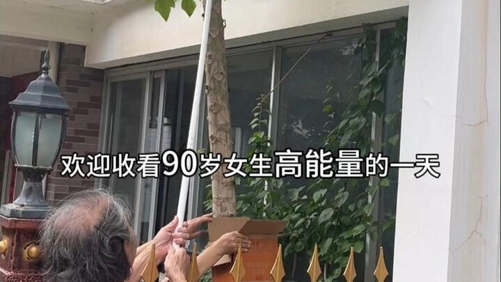 90-year-old woman makes a super, super, super huge bubble tea