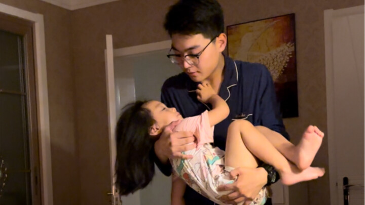 Kakak secara tak sengaja berhasil menidurkan adik perempuannya, lalu dengan enggan mengantarkannya k