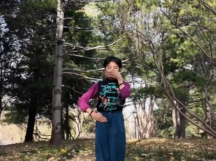 تعلم المشي على طريقة هاندان، لا عجب أنها معلمة رقص!