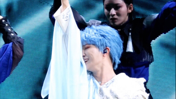 As soon as Zhou Shen hears his fans singing along, he instantly turns into the “secretly happy” guy…