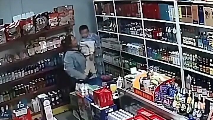 Little kid gets lost and bursts into a convenience store crying—shop owner’s reaction is so heartwar