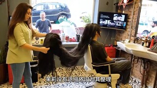 自她出生的那一刻起便再也没有剪过头发，长发吸尽了她体内的养分