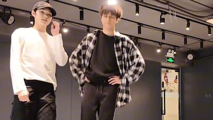 [Kingston] Black and white checkered shirt outfit | Dancing "All I Wanna Do" in the practice room wi