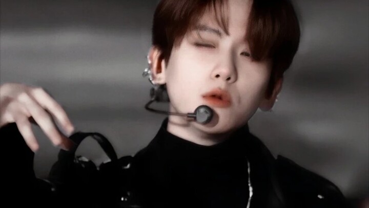 Byun Baekhyun – Love watching Brother Byun’s flawless stage presence and expression control! (High-e