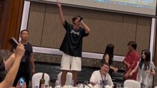 [Wang Hedi |. Taohuawu 3 Finale Banquet] กระเป๋าอันโดดเด่นแทบจะร้องเพลงบนโต๊ะไม่ได้แล้ว 555