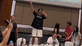 [Wang Hedi |. Taohuawu 3 Finale Banquet] กระเป๋าอันโดดเด่นแทบจะร้องเพลงบนโต๊ะไม่ได้แล้ว 555