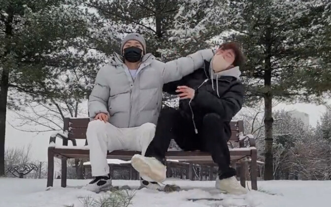220119 Official Twitter update: Keep your distance.