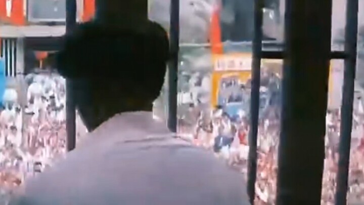 “Rumor has it that when this scene was filmed back then, the onlookers rushed in without even waitin