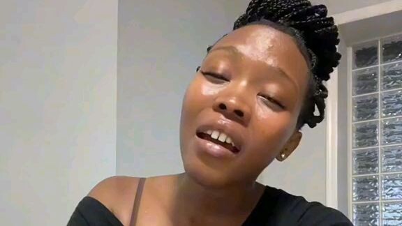 She sounds like Whitney Houston!!😍