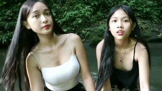 Dua cewek bali lg pengen berendam di sungai Bali