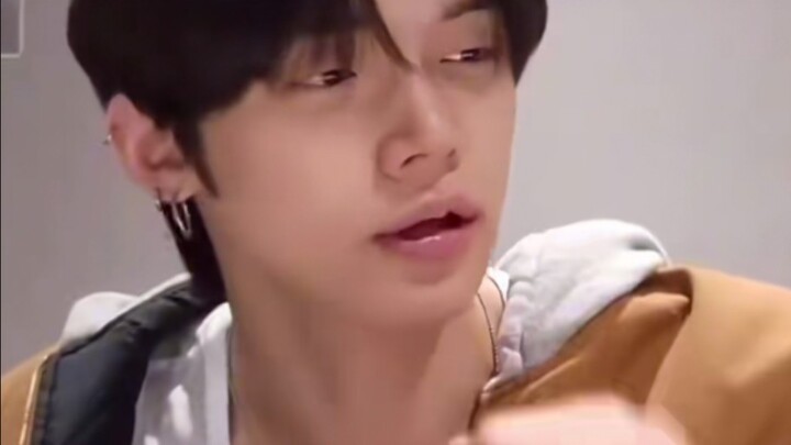 Please have Huang Xuxi voluntarily relinquish Cui Ranjun's Chinese nationality.