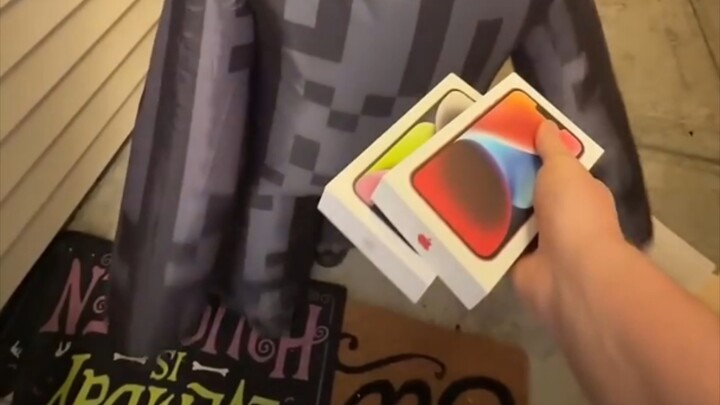 [Ông Quái Thú] Tặng iPhone cho lũ trẻ đến xin kẹo