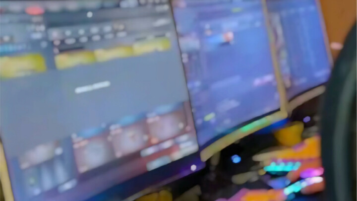 اليوم ذهبت إلى مقهى الإنترنت، وكان المكان ممتلئًا بالكامل بلاعبين يلعبون فري فاير. في تلك اللحظة كدت