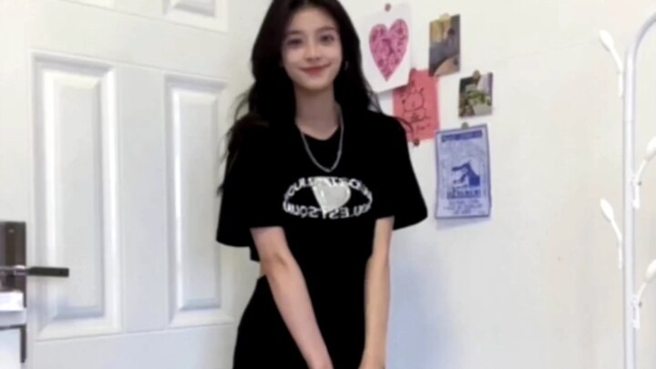 Gọi hot girl! Gọi hot girl! Chiếc váy này đẹp xuất sắc quá đi mất!