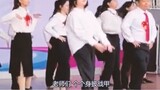 Being someone else's teacher, this is so cute! The male teacher dances very well too😄😄