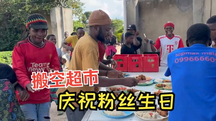 น่องไก่ทอด 2 ชิ้นทำให้พนักงานชาวแอฟริกันดีใจแค่ไหน? เจ้าของร้านซื้อน่องไก่กลับมาเต็มรถจากซูเปอร์มาร์