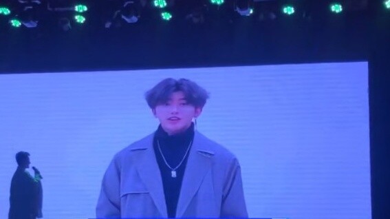 Lãnh đạo trường:??? Cậu định làm điều này cho tôi ở bữa tiệc à?