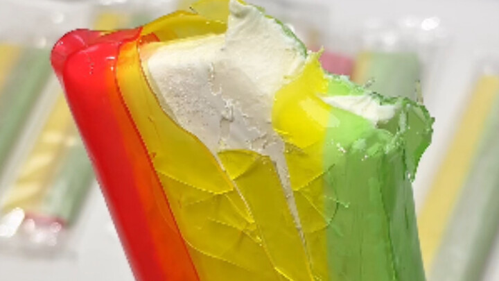 Crispy gummy candy ice cream! Who on earth came up with this way of eating it?! Gummy candies plus i