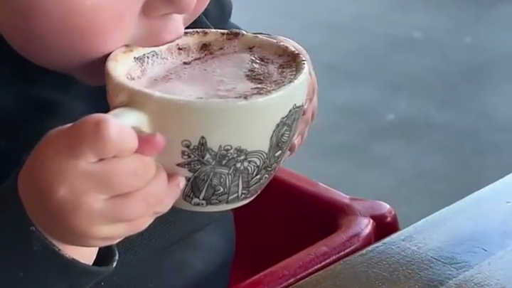 Nikmati kopi bersama putra yang berkelas, penuh dengan sopan santun!