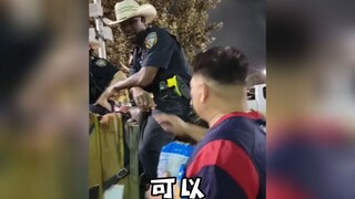 警察以为有人想摸他的马.......