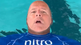 教学：落水后应该以什么姿势等待救援