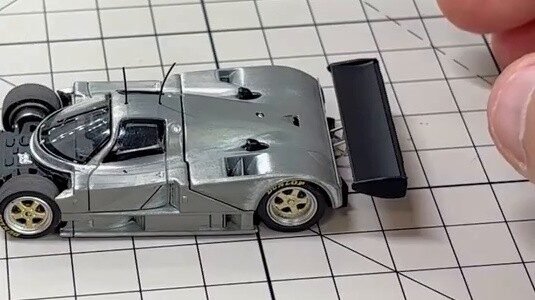Membuka kotak model mobil kecil Mazda 787b perak baru dari motorhelix!