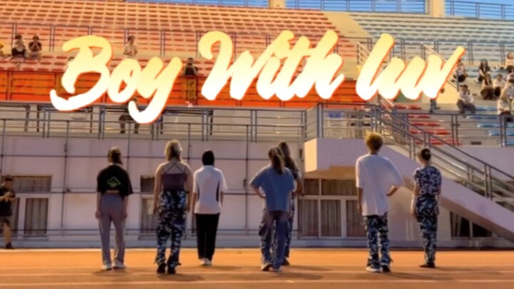 Tại đêm hội quân sự, nhảy bùng nổ bản Boy With Luv kèm màn tung hoa hồng!! | Chúc mừng BTS tròn 10 n