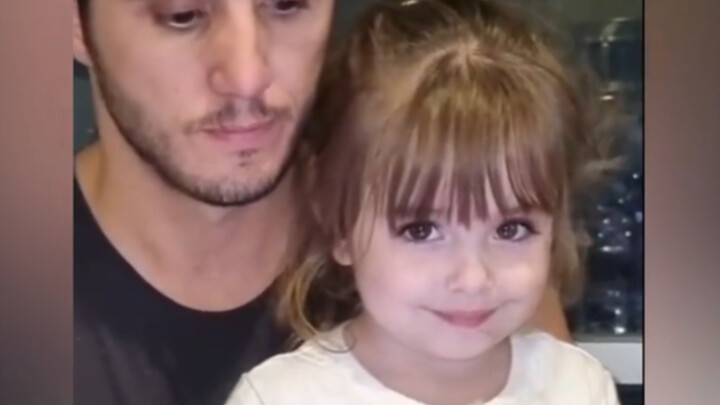 فتاة صغيرة شقية ومرحة، ابتسامتها الماكرة مثالية تمامًا!