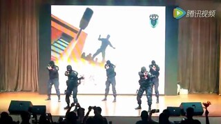 ทีมหน่วยรบพิเศษของมหาวิทยาลัยตำรวจประชาชนจีน แสดงโชว์ที่มหาวิทยาลัยครูปักกิ่ง สาวๆ แฟนคลับในงานต่างก