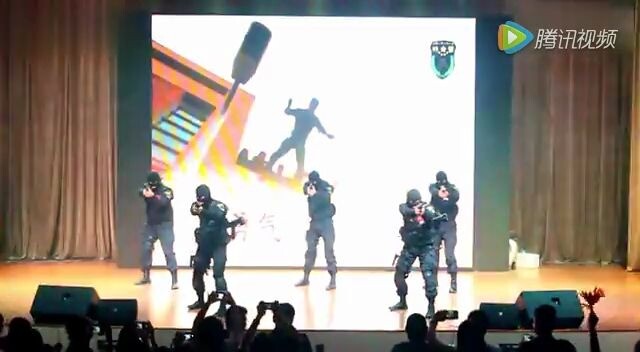 Tim Polisi Khusus Universitas Kepolisian Rakyat Tiongkok tampil di Universitas Normal Beijing, membu